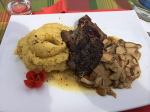 Braciole di cervo marinate con polenta e porcini trifolati