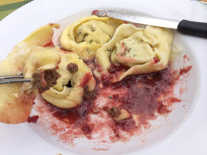 Ravioli con ripieno di capriolo su burro ai mirtilli rossi