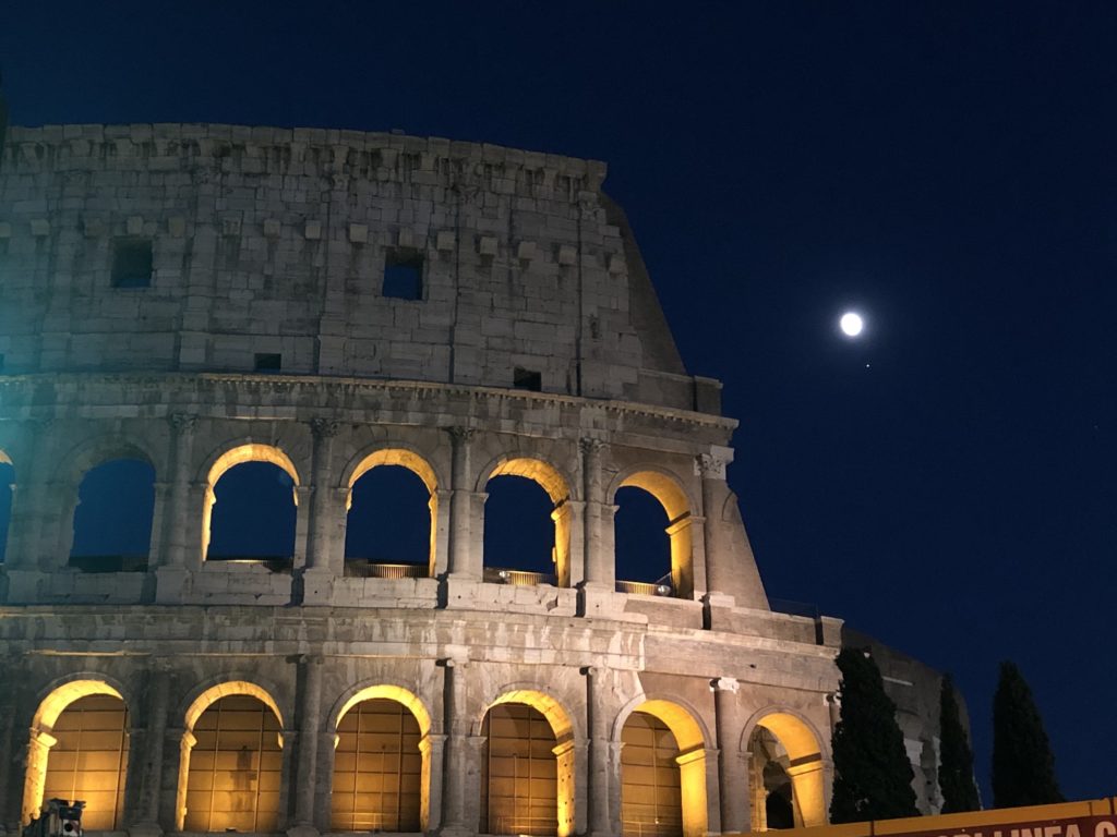 La Luna E Il Colosseo Roma