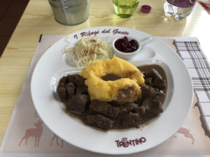 Cervo con Polenta e Mirtilli Rossi