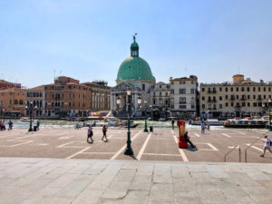 Appena usciti dalla stazione