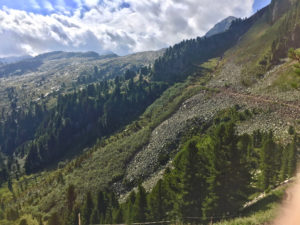 ...per raggiungere i laghi devo passare di qua... speriamo bene...