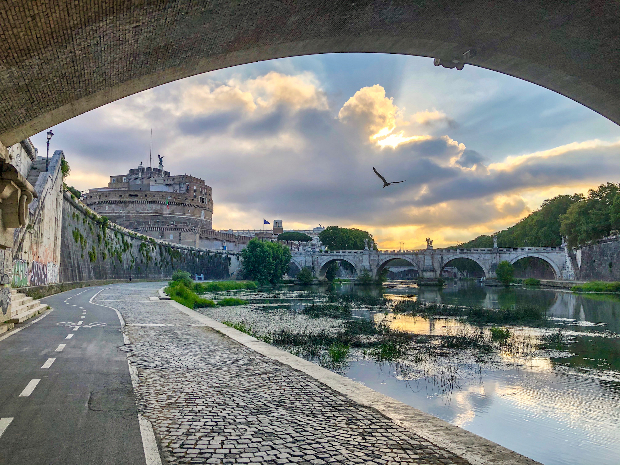 Pista ciclabile all'alba