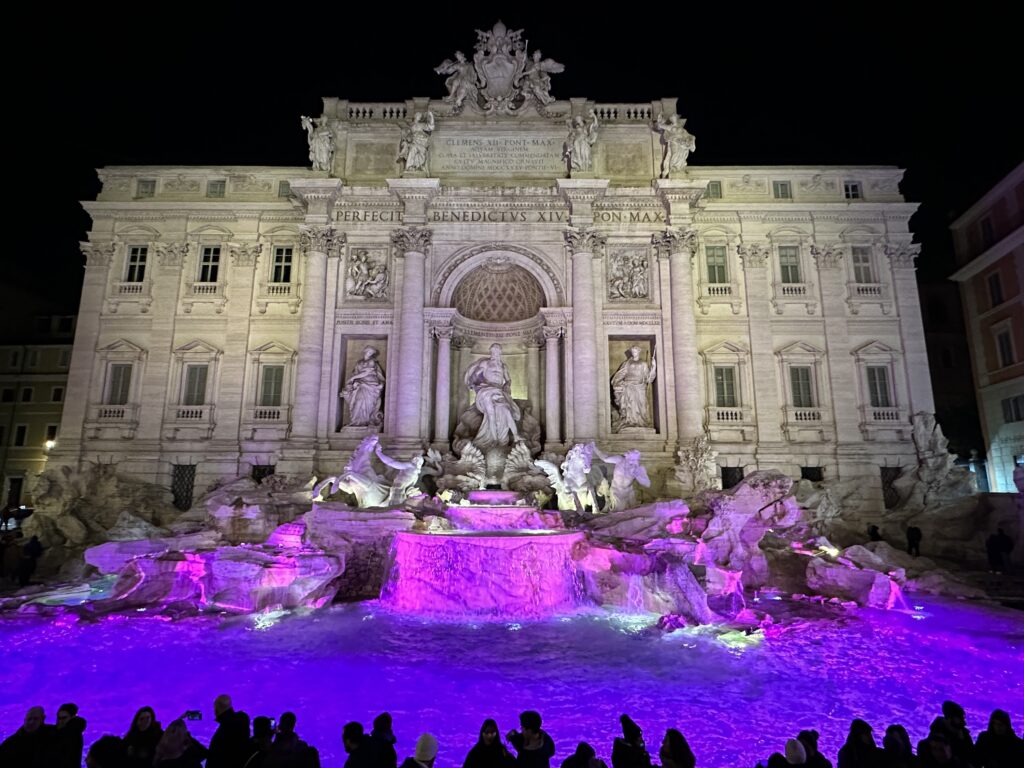 Fontana di Trevi di notte