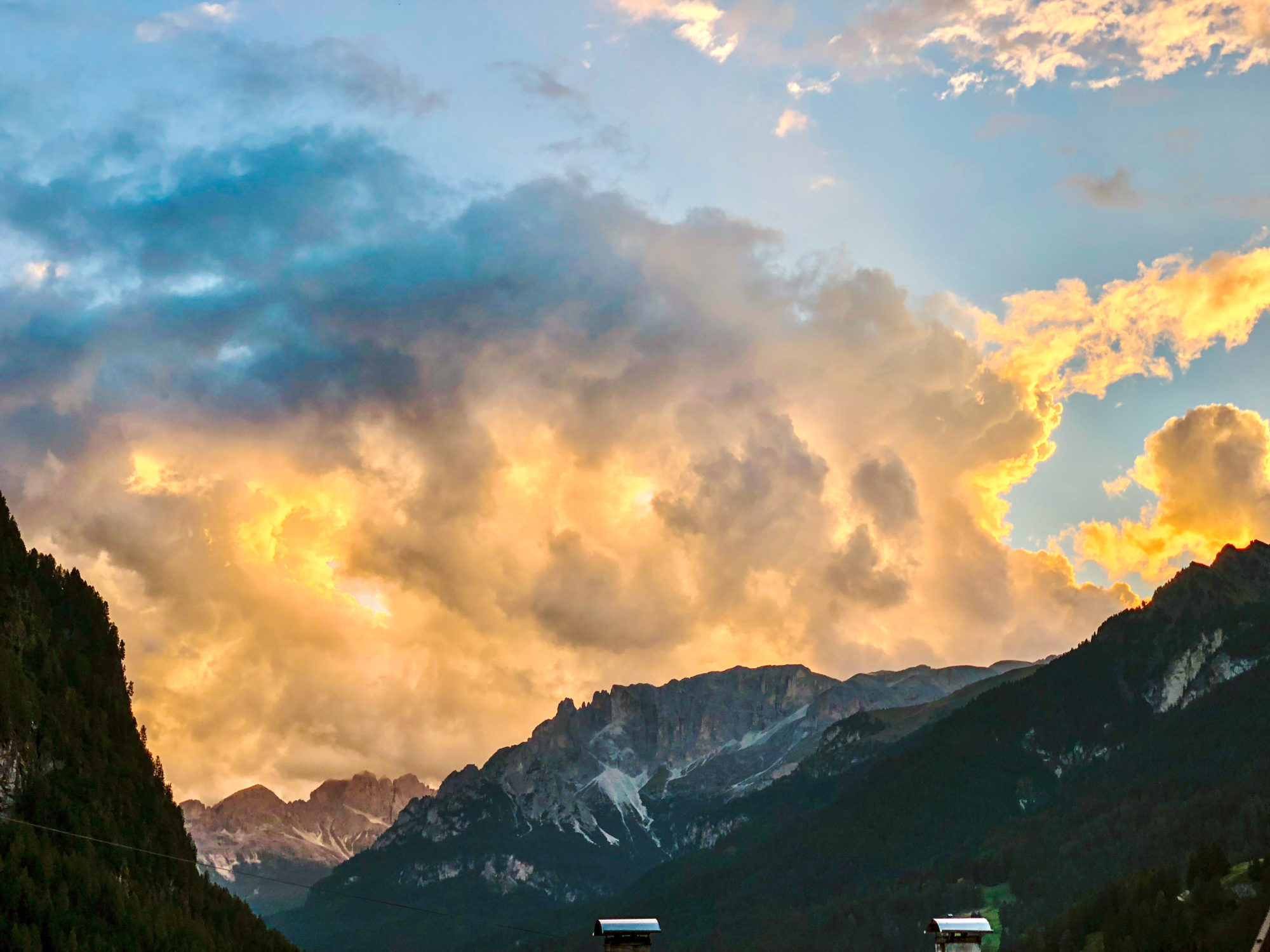 nuvole e montagne al tramonto